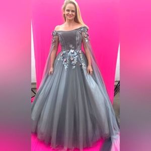 Princes Renaissance Gown.Cosplay, Christmas.applique flowers and flowing sleeves